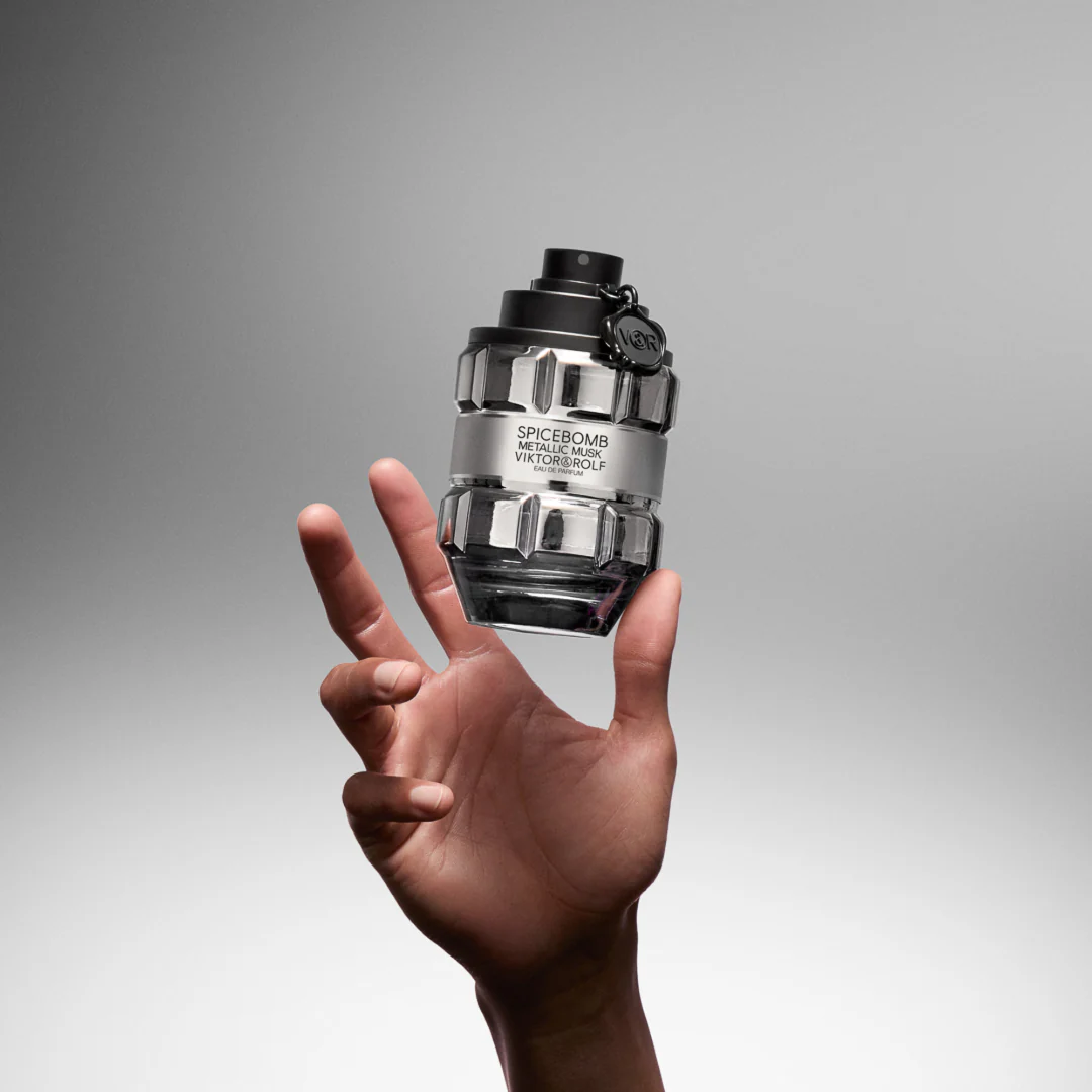 Viktor & Rolf Spicebomb Metallic Musk Eau de Parfum Spray - Image 8